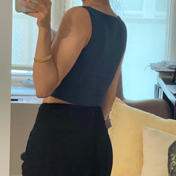 Aritzia Babaton Contour Scoop neck Cropped Tank (herbage green) - Picture 2 of 4